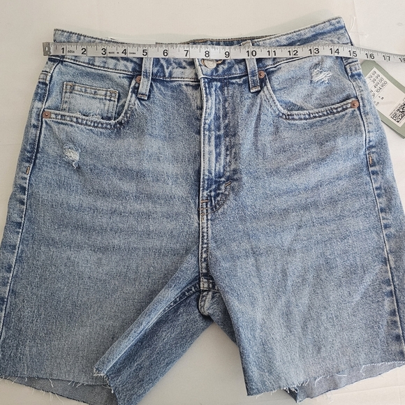 H&M Vintage Straight High Waist Denim Shorts Light Wash Blue Distressed 6 - Picture 7 of 10
